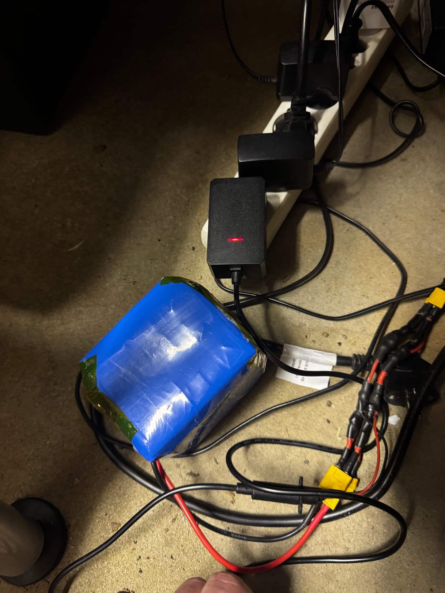 12v 2a laddare till våra 12v kit till G30